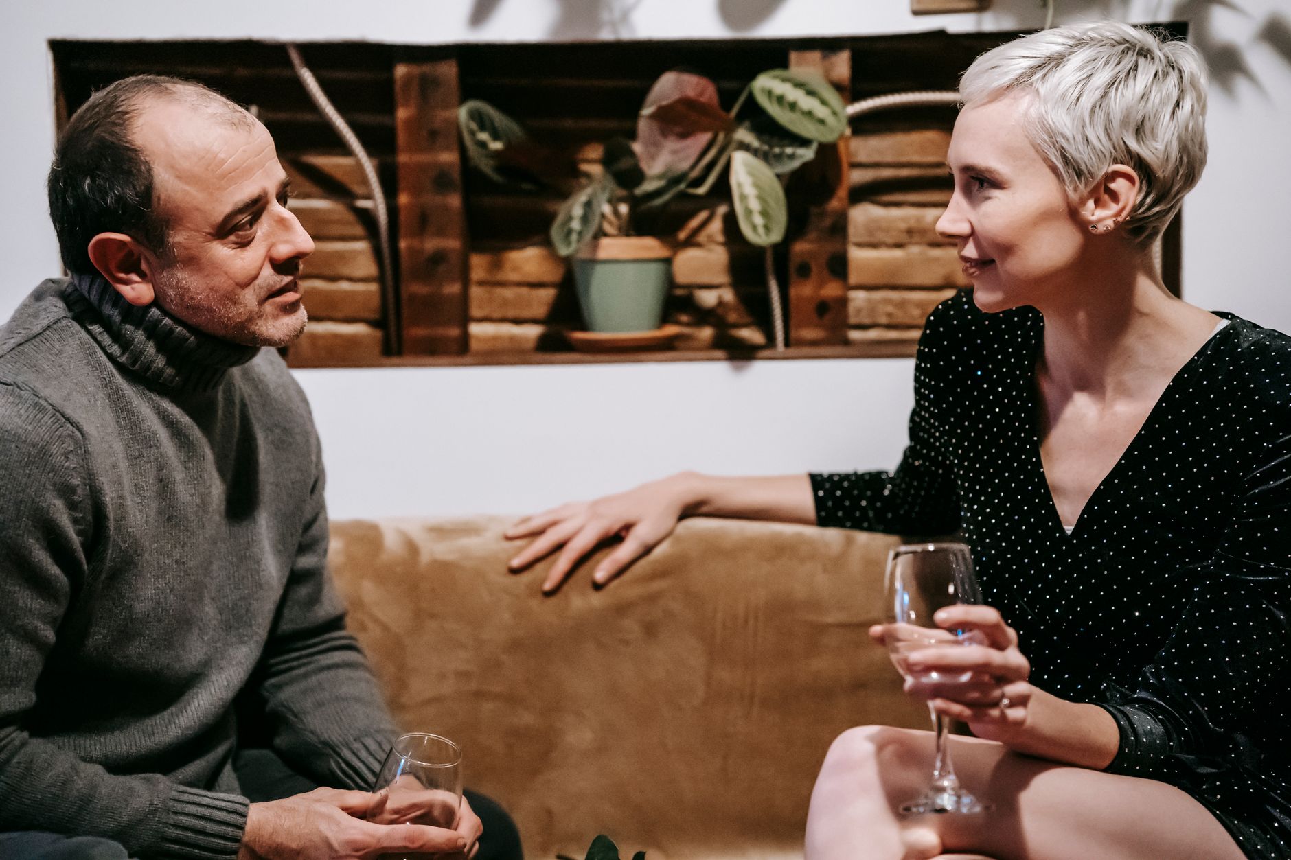 Een stel zit op de bank en is met elkaar in gesprek